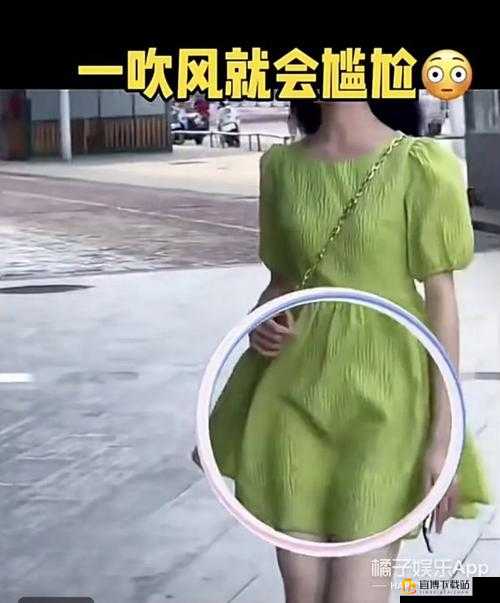 女性运动：挽起裙子跨开双腿